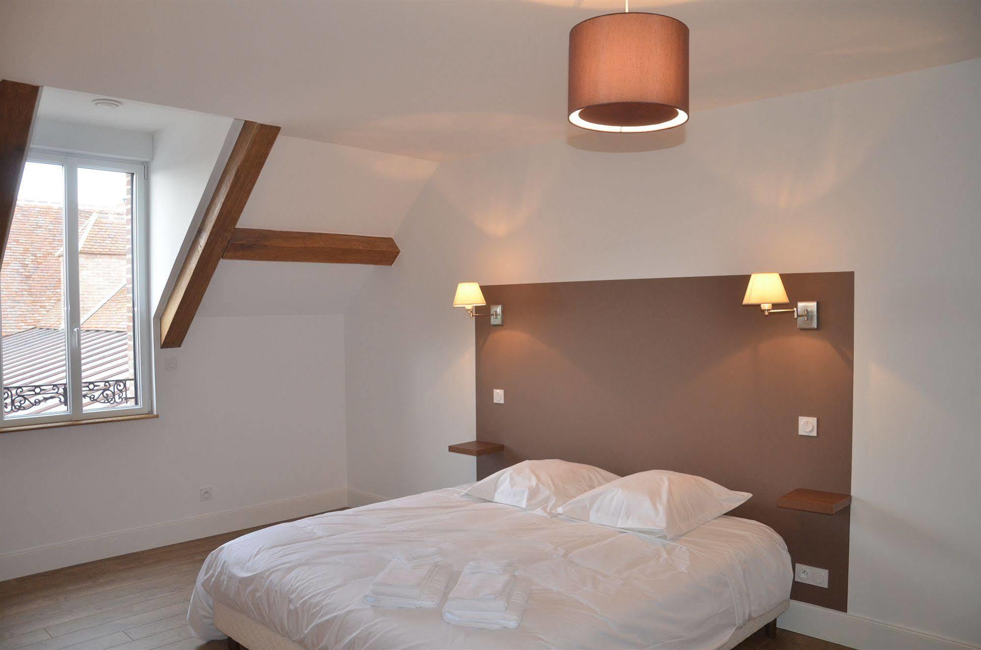 Auberge Du Moulin A Vent, The Originals Relais Manou Exterior photo