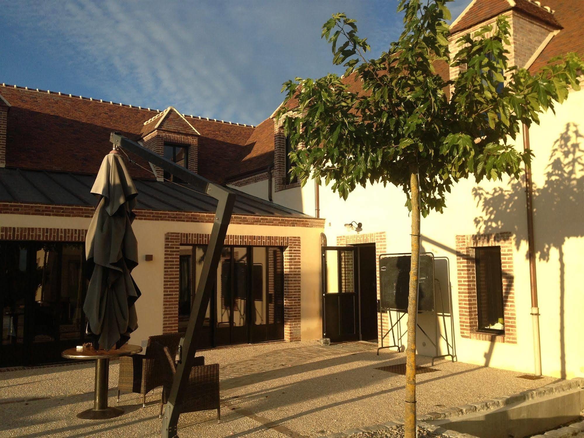 Auberge Du Moulin A Vent, The Originals Relais Manou Exterior photo